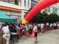 龙南特地慈善义卖  助山区学子圆上学梦