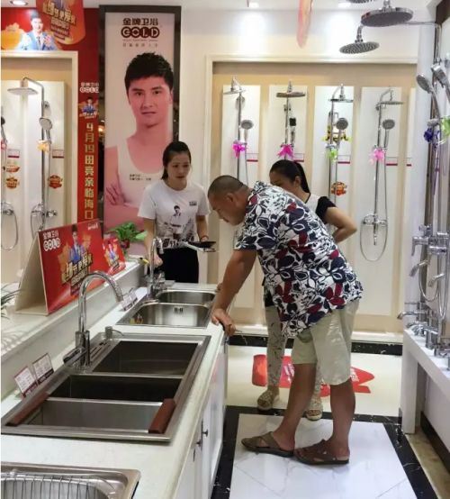 兰云为顾客介绍金牌卫浴的服务与产品优势