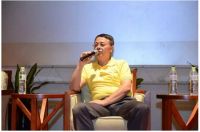 路向前方 我们携手同行