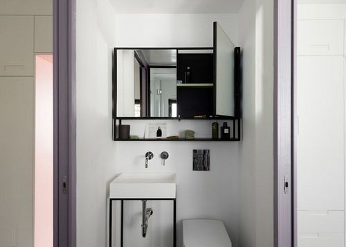 浴室中，镜子、置物架、储物架合为一体