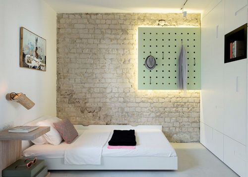 卧室墙上这块淡绿色有小孔的面板，可作装饰用，也可挂衣帽