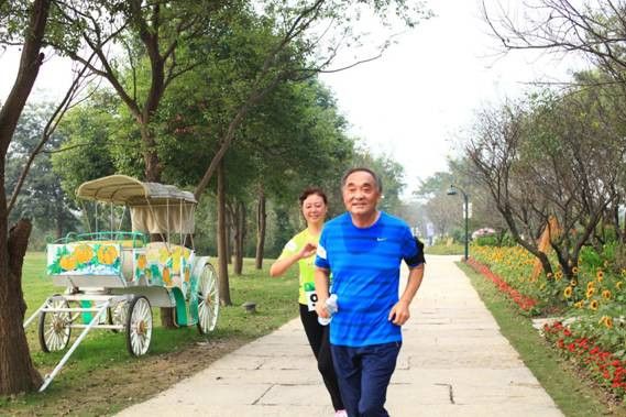 一对六十一岁的老夫妇一同跑过幸福跑赛道
