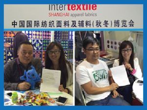 盈联商标制造有限公司总经理刘德权(左) 香港大舜机械有限公司总经理谢金灵(右)
