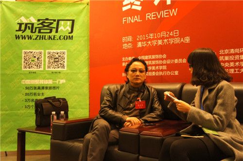 上海现代建筑装饰环境设计研究院董事长沈立东作为评委正在接受记者采访