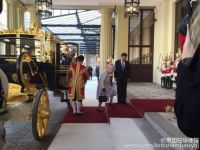 习近平在白金汉宫女王画廊看了什么展品？