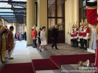 习近平在白金汉宫女王画廊看了什么展品？