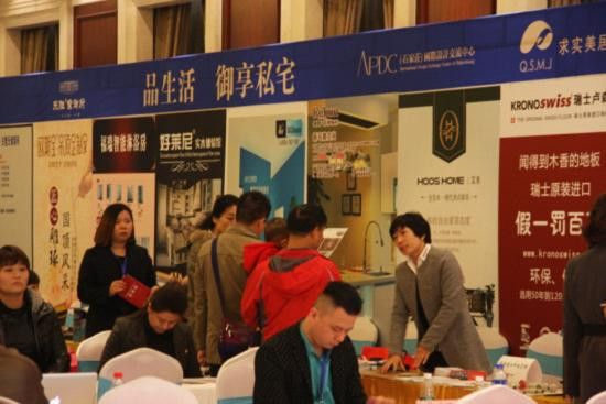 商家正在给业主讲解主材知识