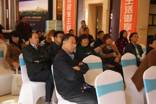 业主在听刘展良老师讲解风水知识