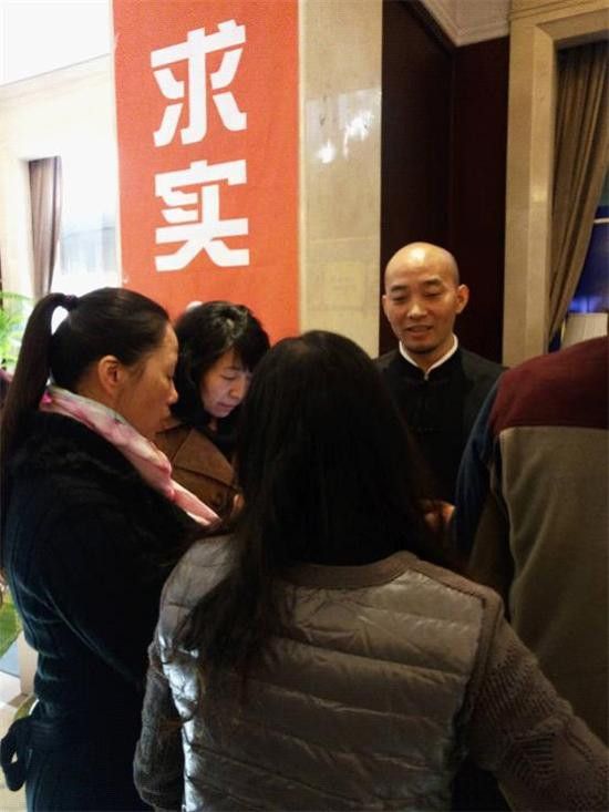 业主在向刘展良老师咨询风水问题