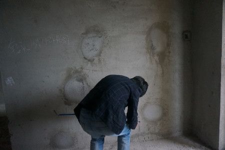 补过空鼓的墙面依然存在空鼓