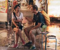 他们设计了这组凳子，让你在台北夜市里尽情地吃
