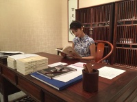 有家如此，夫复何求！ 旗袍美女与红木家具的组合竟如此惊艳
