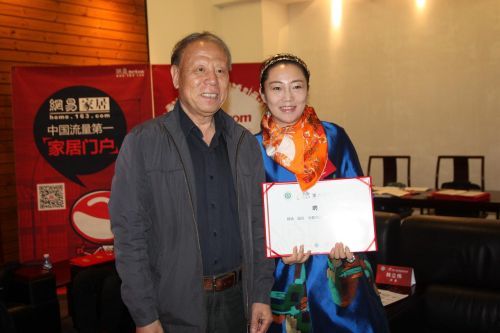 中国建筑装饰协会会长李秉仁为设计师段元颁发评委证书