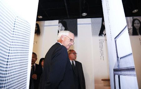 美国俄勒冈州议会访华团成员参观中央美术学院家居产品专业学生作品展