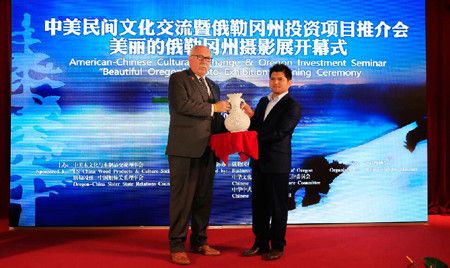 中方代表，北京红博馆总经理曾永杰向美方赠送纪念品