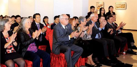 参会的美国议会访华团对此次活动的成功报以热烈掌声