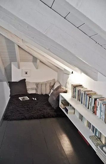 倾斜的天花板下不是工作间就是一个温暖的避风港，不出去消费，看会书也很好。