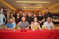 晶石灵彩宝集团珠宝加盟：投资黄圣依、胡夏主演喜剧电影《活宝》