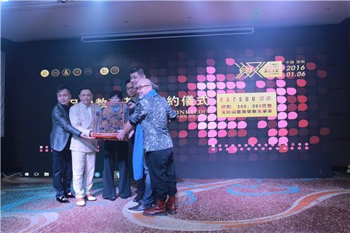 SIID执行会长卢涛现场为品伊美学院准备了一尊“六壶茶”的雕塑作为新年贺礼