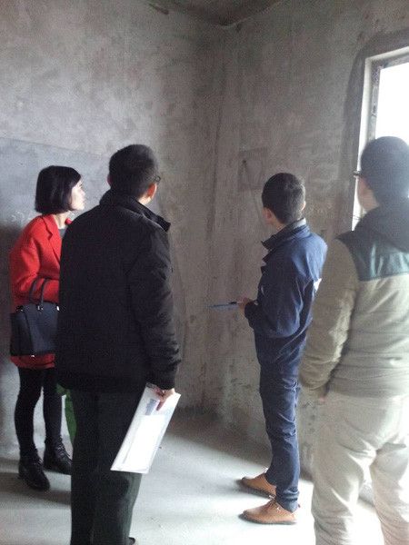 验房师给业主细心讲解房子存在的问题，并且给业主提出专业的整改意见和建议。