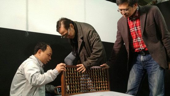 梁景华与联邦研发部总经理黄文东讨论椅子的设计