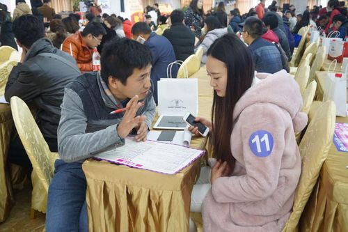 现场设计师一对一认真热情讲解服务