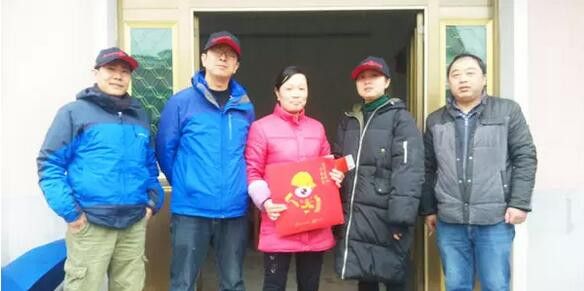 抢工长团队与吴中平家人合影