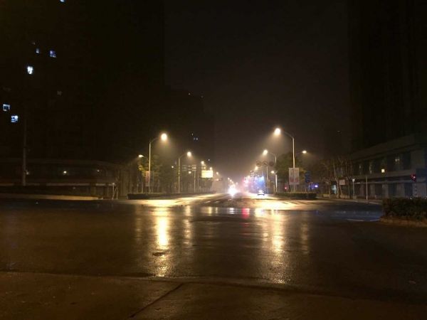 凌晨6点27分我们冒雨前行