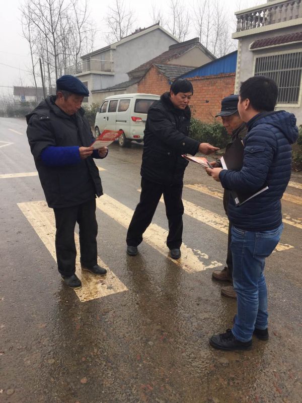村民前来咨询