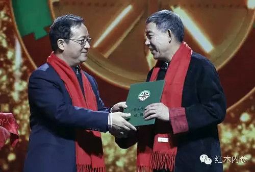 中华文化促进会副主席郭杰为田燕波颁授“中华木作大师”荣誉称号