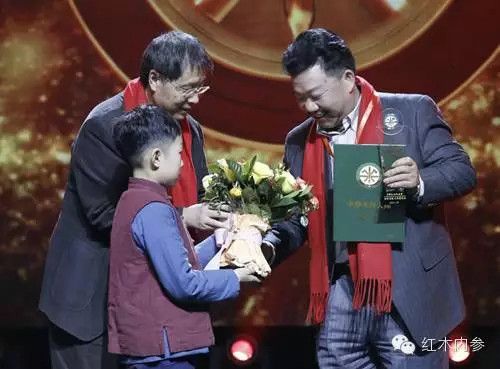 原北京故宫博物院常务副院长李季为金彪云颁授“中华木作大师”荣誉称号