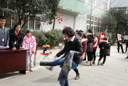 踢毽子：千川无影脚？