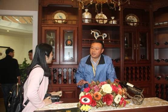 冠特定制家具董事长王军太接受新浪家居记者采访现场