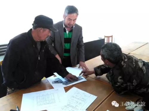 王铁教授与郭家庄村民沟通新建民宿设计方案