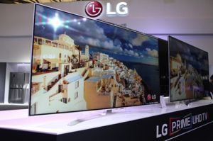 【LG UH9500：纤薄机身+月牙型底座】