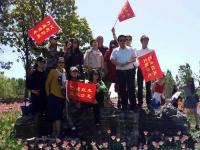 艺威红木青年节举办游园赏花品红木活动