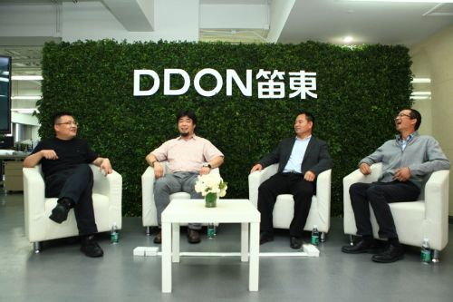   排名自左至右   DDON笛东总裁兼首席设计师袁松亭先生   龙湖地产景观总监孟军先生   融创地产北京景观部总经理肖德全先生   华夏幸福基业景观总监张万里先生