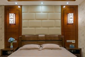 考虑到起夜方便的问题，设计师邓方华将屋内灯的开关和空调开关分别置于床的两侧。