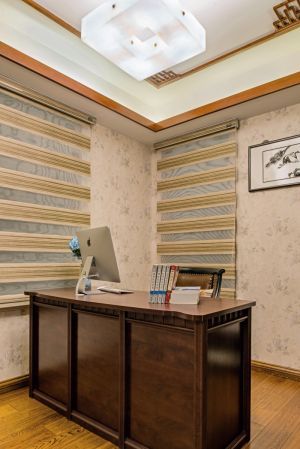书房的地面选用的是地板、书桌有点美式范儿，精致、简单、实用。