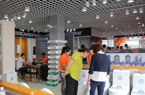 银超国际卫浴新店开业首日人气火爆