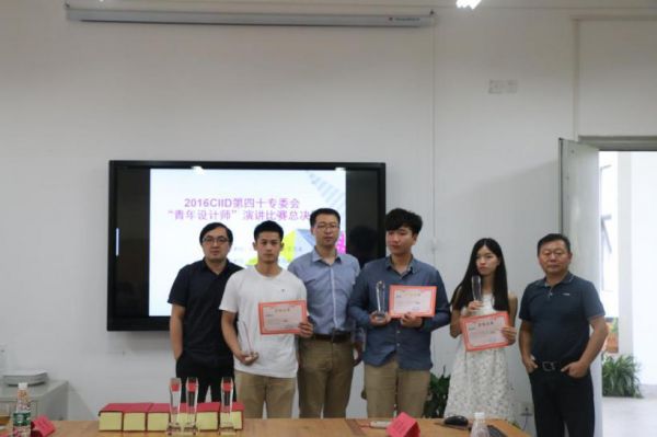 傅欣老师、林浪老师、王颖超老师为荣获三等奖的选手颁奖
