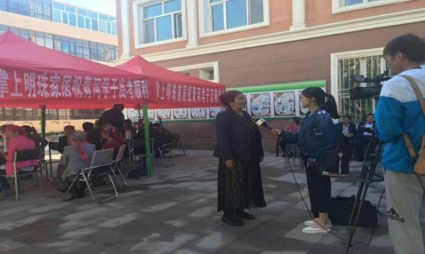 新闻媒体正在新疆青河明珠高考爱心驿站采访考生家长