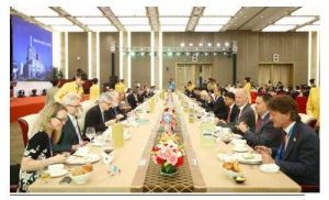 图: G20峰会能源部长会议欢迎晚宴，各国代表共饮国酒长城