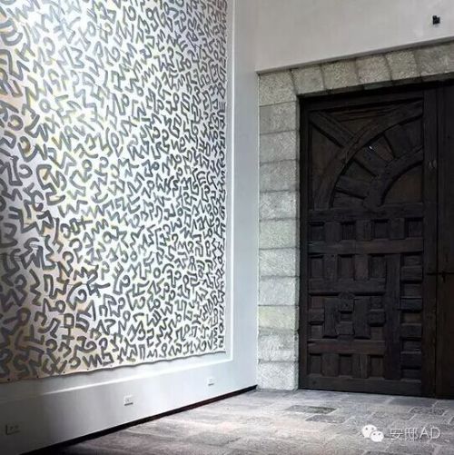 壁画是艺术家Keith Haring为京都的餐厅创作，现在餐厅已经关闭了。