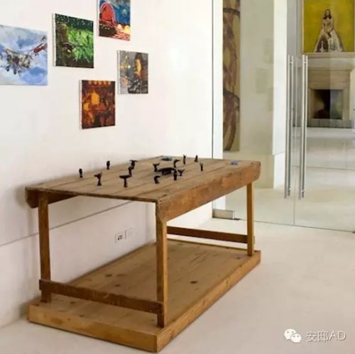 周家有大量Peter Blake的作品。上世纪60年代，周英华在伦敦和这位波普艺术家成为了朋友。