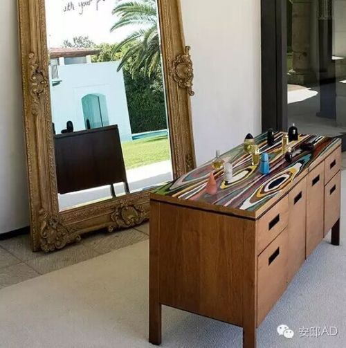 这可不是随意摆放的家具，而是艺术家Keith Tyson的装置艺术品。周先生将它们摆放在户外，镜子倒映出泳池和客房，艺术与生活融为一体。