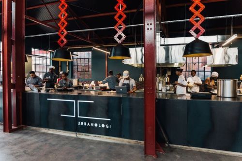 餐厅还提供亚洲街头小吃，顾客可以直接看到餐点的制作过程