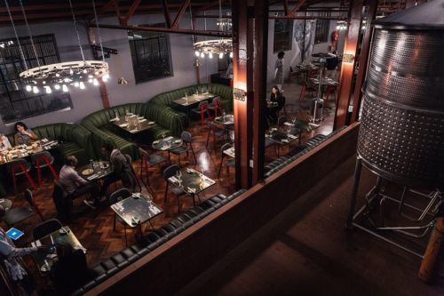 餐厅所在建筑原本是一家电梯厂厂房