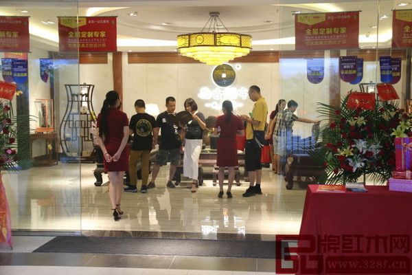 集古韵今红博城“全屋定制”概念店开业首日人气火爆，引得众多客户驻足参观