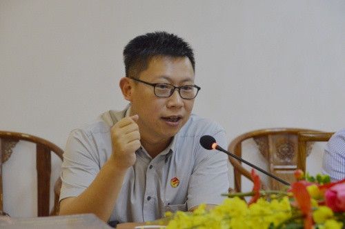 大泽镇镇委副书记刘洪斌介绍大泽古典家具产业概况